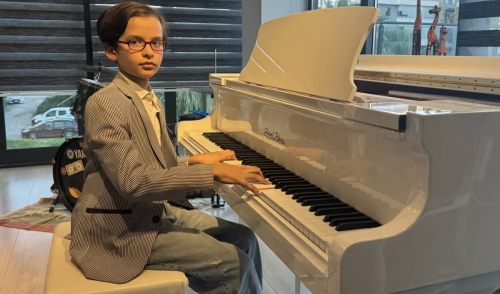 10 yaşında lise mezunu oldu. İngiliz Kraliyet Müzik Okulları Birliği’nin diplomasını almaya hak kazandı