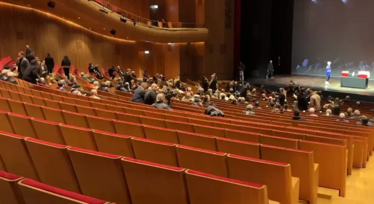 Türk sanat müziğinin usta ismi Muazzez Abacı’nın anma töreninde salon dolmadı